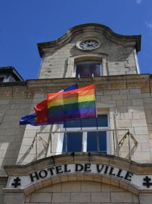 drapeau_parvis_lgbt